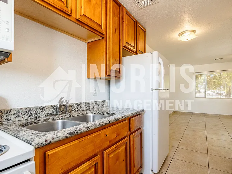 710 N Olive Ave — Photo 8