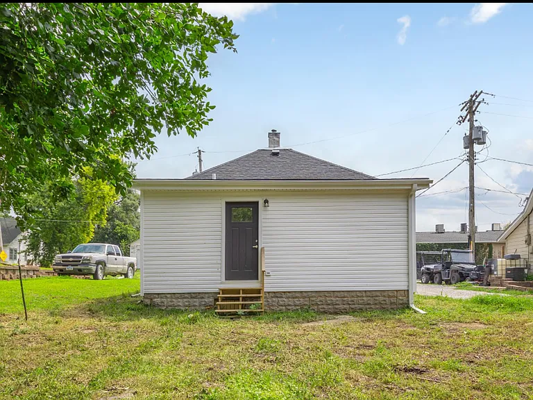 104 E Florence St — Photo 16