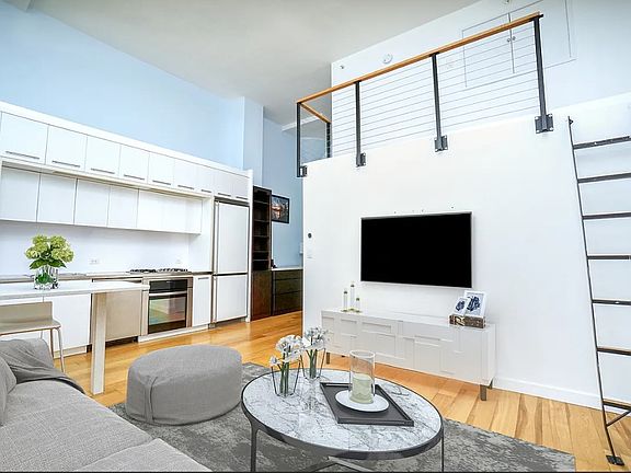 4th image of 2728 Thomson Ave Unit 423