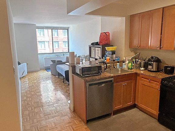5th image of 1500 Lexington Ave APT 8J