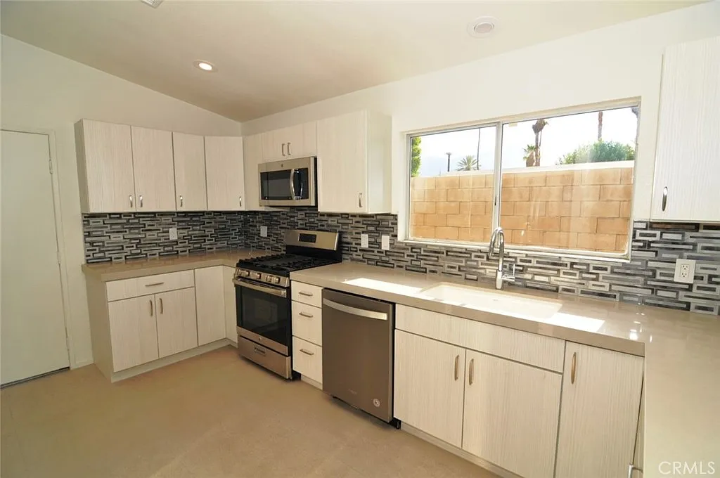 3 bed, 2000 sqft, $2,800 — Photo 3