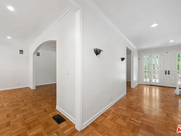 517 N Elm Dr — Photo 9
