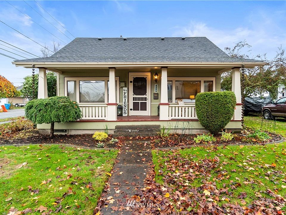 Prepare to be charmed! Adorable updated craftsman in downtown Sumner close to shopping & train