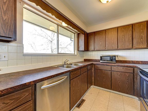 5th image of 200 S Carr Ave #202