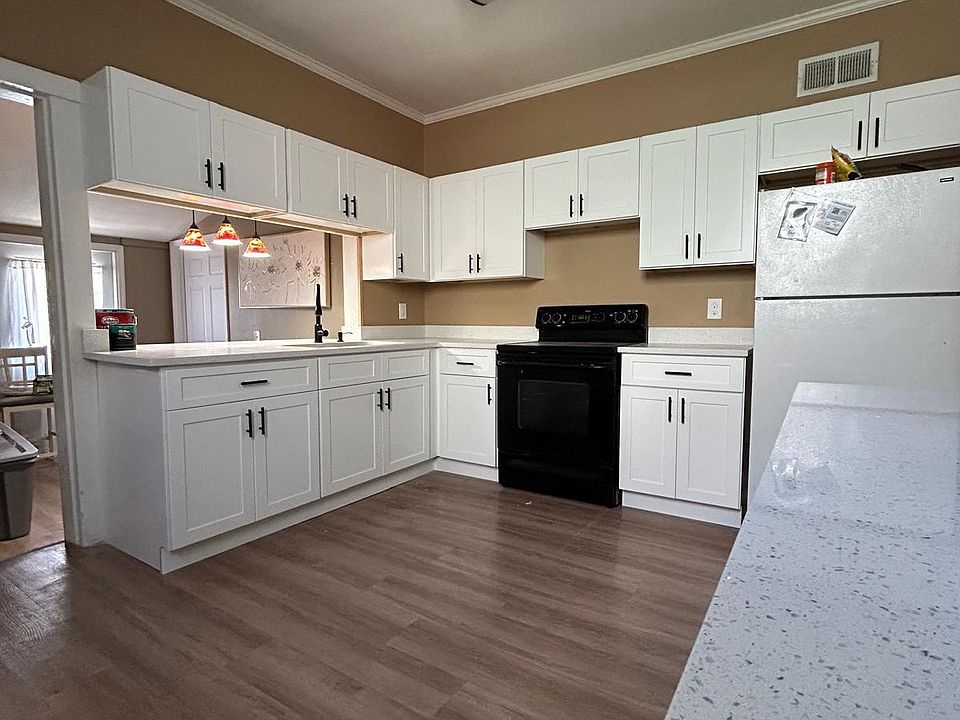 _ ALL UTILITIES INCLUDED _
Water _ Electricity _ Internet _ Lawn Care _ Laundry _ Parking