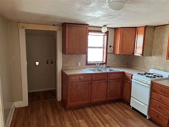 2nd image of 824 Beech St #1/2