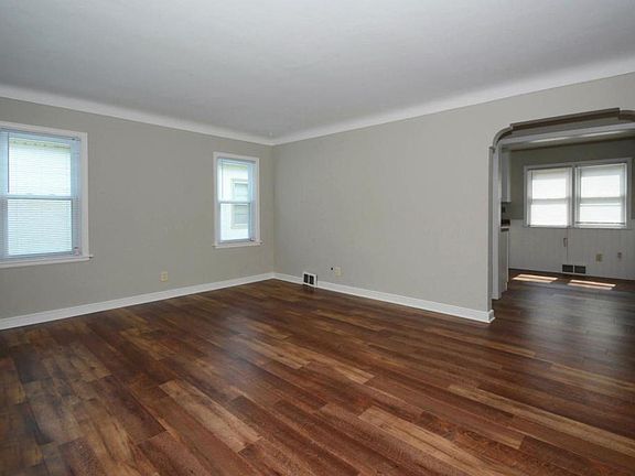 3rd image of 1832 Arlington Ave E