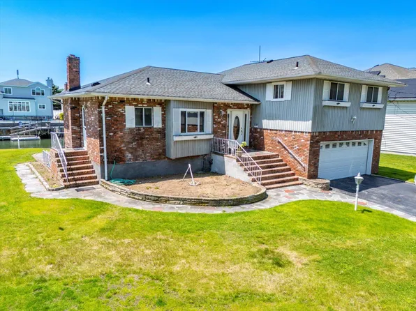 14 Gloucester Road, Massapequa, NY 11758