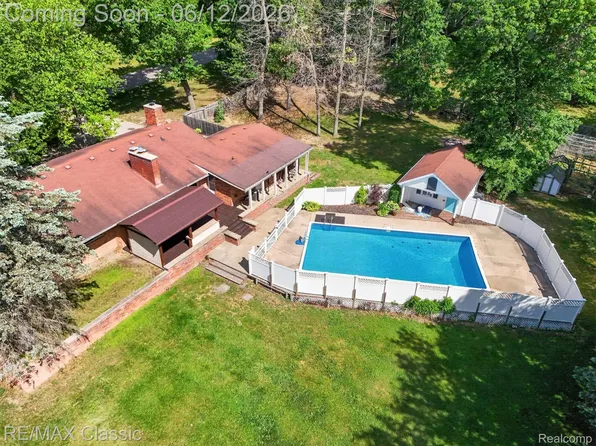 2939 Shirley St, Milford, MI 48380