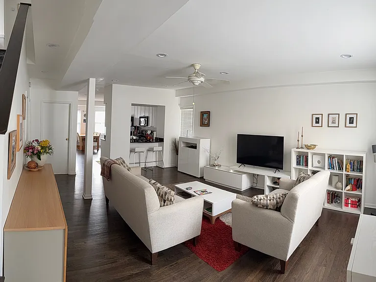 2114 W Melrose St — Photo 23
