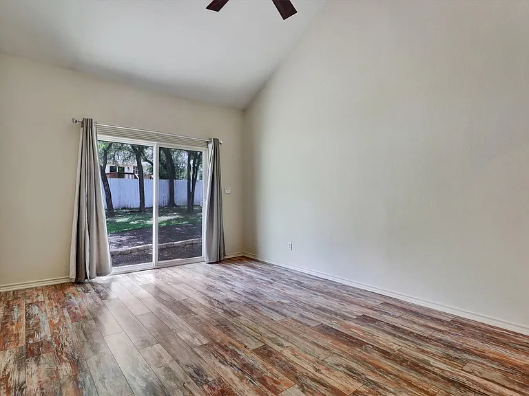 203 Dunkeld Dr — Photo 20