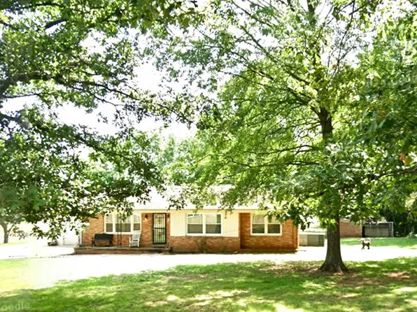 800 Morgan Dr, Tuscumbia, AL 35674