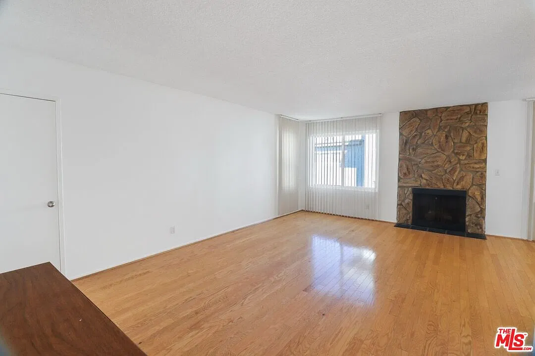 3 bed, 2.5 bath, 1431 sqft, $4,600 — Photo 3