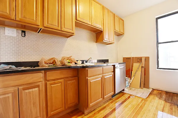 Rented by Dakis Group LLC | media 10