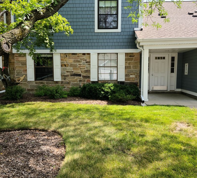1st image of 221 Hawthorne Ct