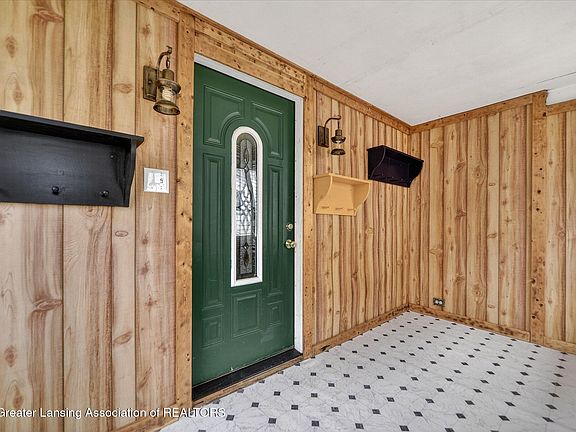4th image of 121 Armstrong St