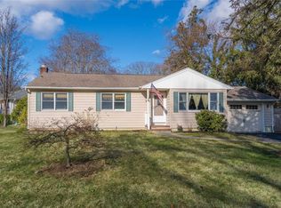 4 Wexford St, Huntington, NY 11743