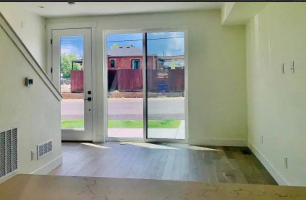 1917 W Elk Pl — Photo 2