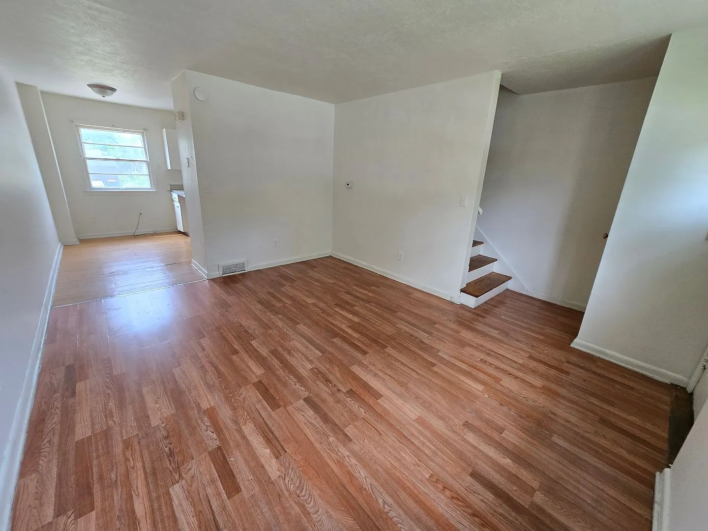 $900 - 2 Bed 1 Bath Town Home — Photo 4