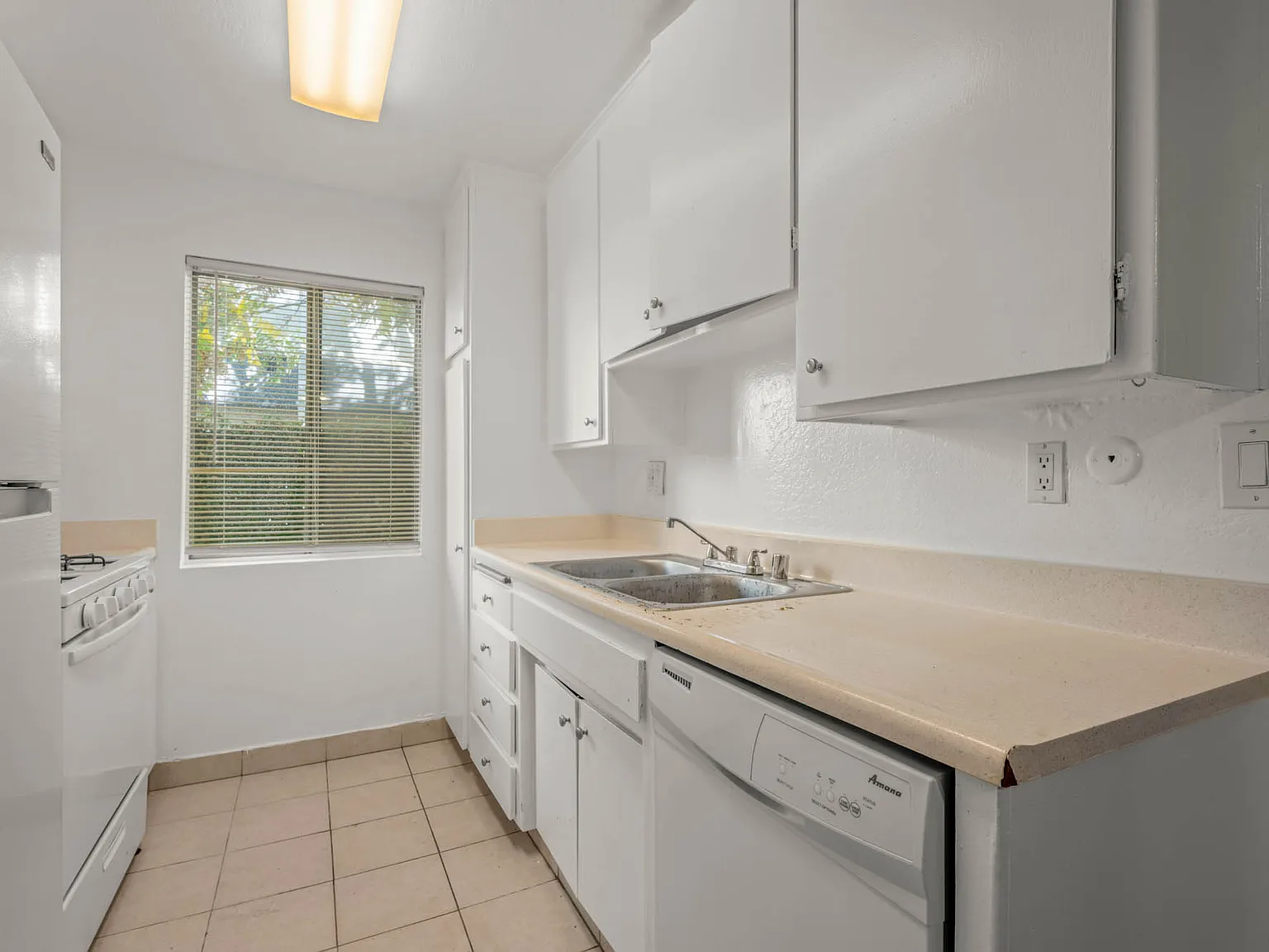 5900 Reseda Blvd — Photo 3