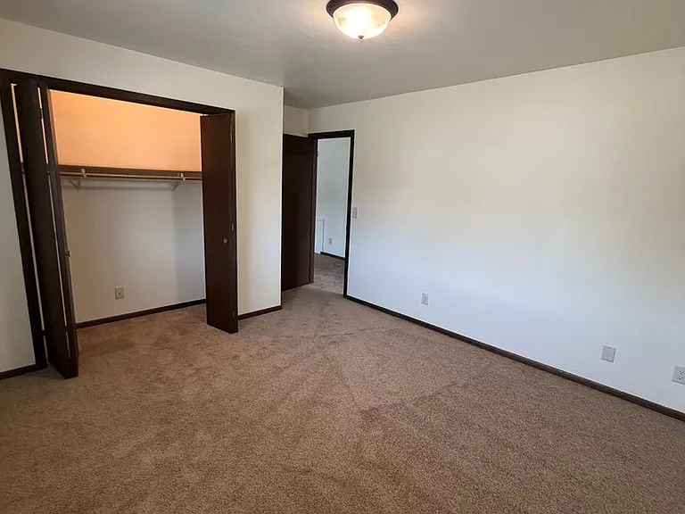 102 E Wisconsin St — Photo 13