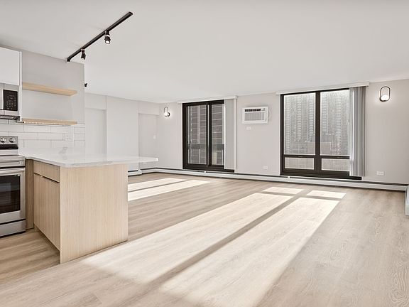3rd image of 6166 N Sheridan Rd APT 2H