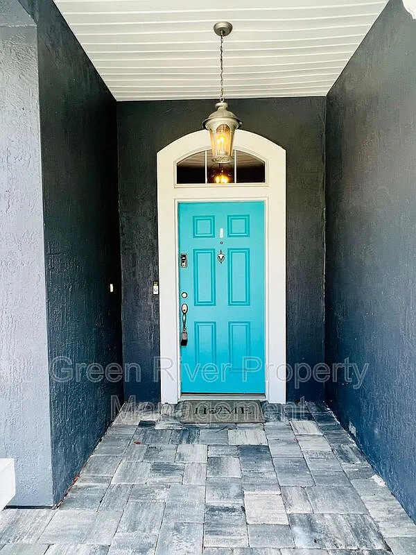 4 bed, 2.0 bath, 1857 sqft, $2,300 — Photo 4
