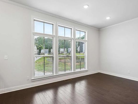 3rd image of 687 Avondale Creek Dr