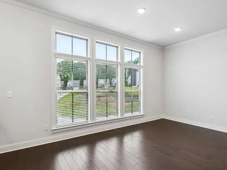 687 Avondale Creek Dr — Photo 3