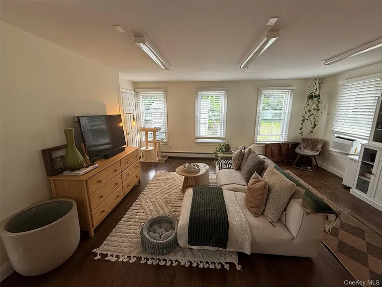 9 Oyster Bay Rd — Photo 3