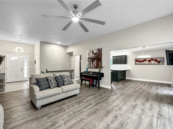 14404 Maple Dr, Urbandale, IA 50323