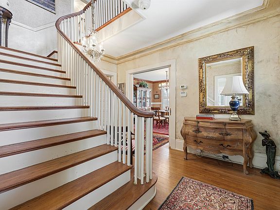 5th image of 124 Marine St