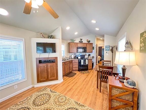5th image of 2106 Pelican Isle Dr