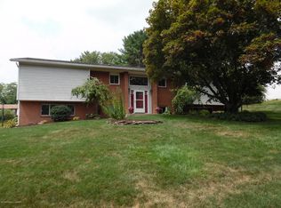 17 Dorchester Dr, Dallas, PA 18612