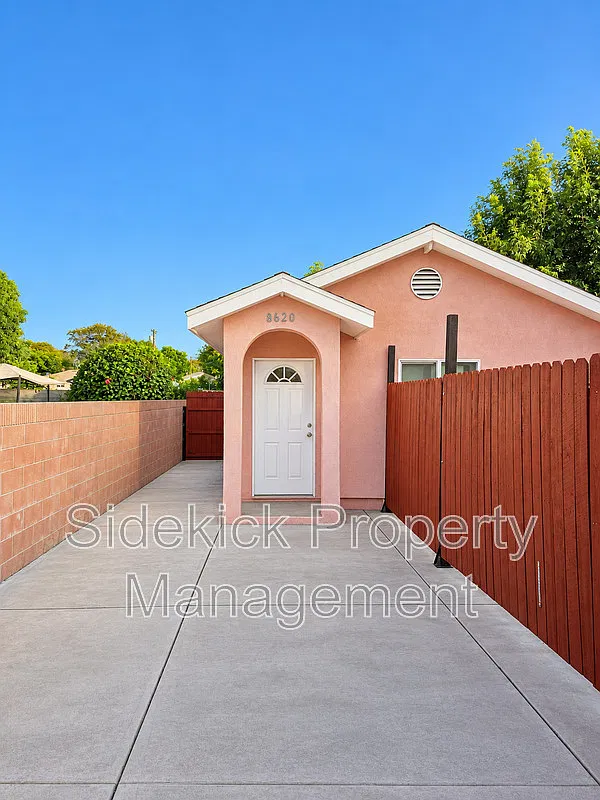 1 bed, 1.0 bath, 450 sqft, $2,100 — Photo 2