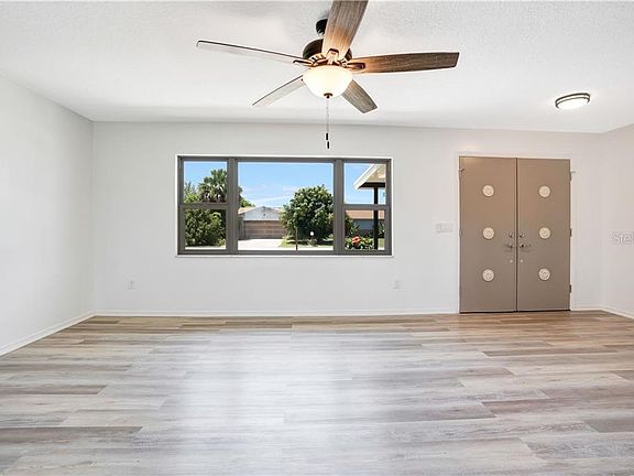 4th image of 939 Clayton Dr