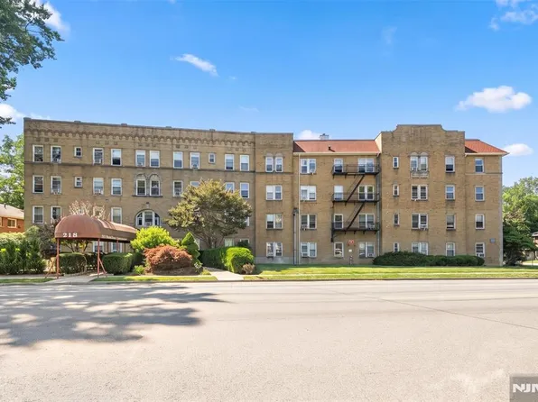 218 Broad Ave APT 3C, Leonia, NJ 07605