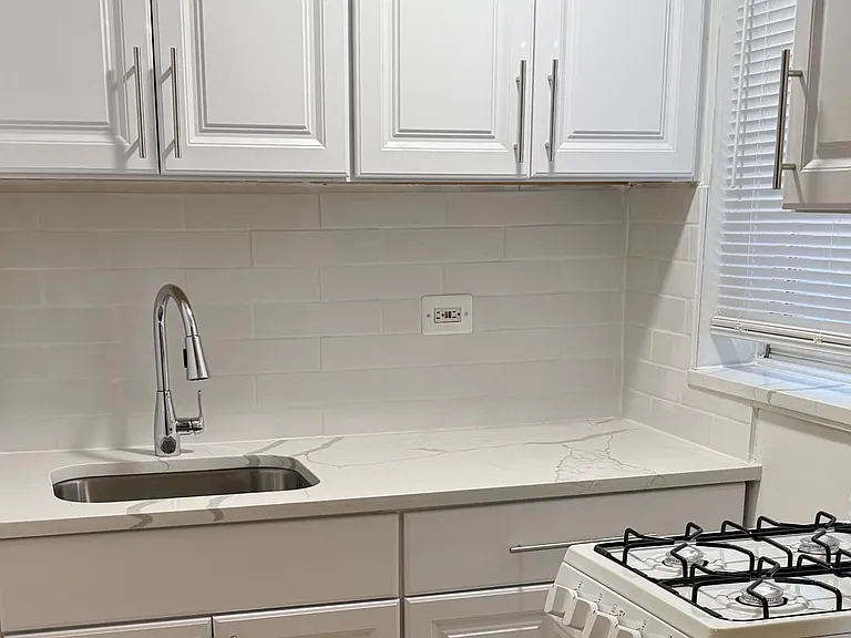 5031 N Harding Ave #G — Photo 2