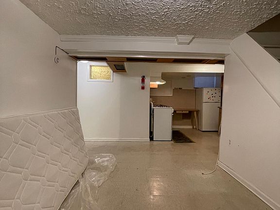 4th image of 2762 Colden Ave #1
