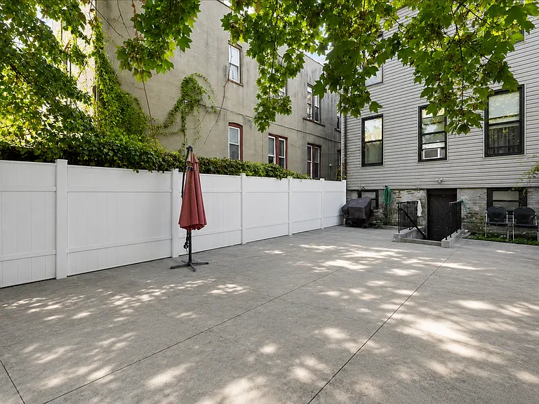 1137 Blake Ave #1 — Photo 11