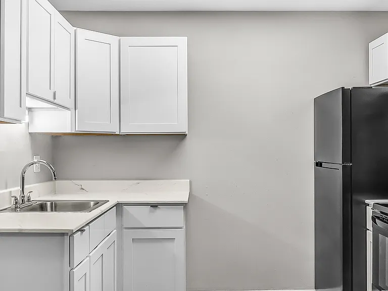 Huntington House Apartments — Photo 16