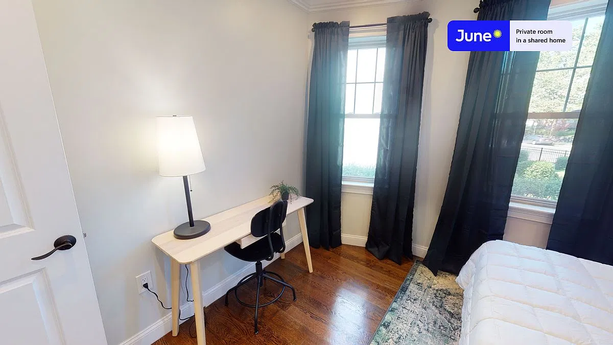 Queen bedroom in 4 bed/1.5 bath home in Brighton #569 D — Photo 2