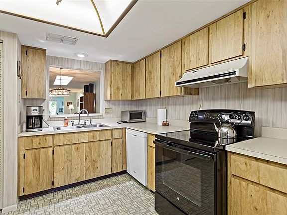 3rd image of 885 Maclaren Dr N APT A