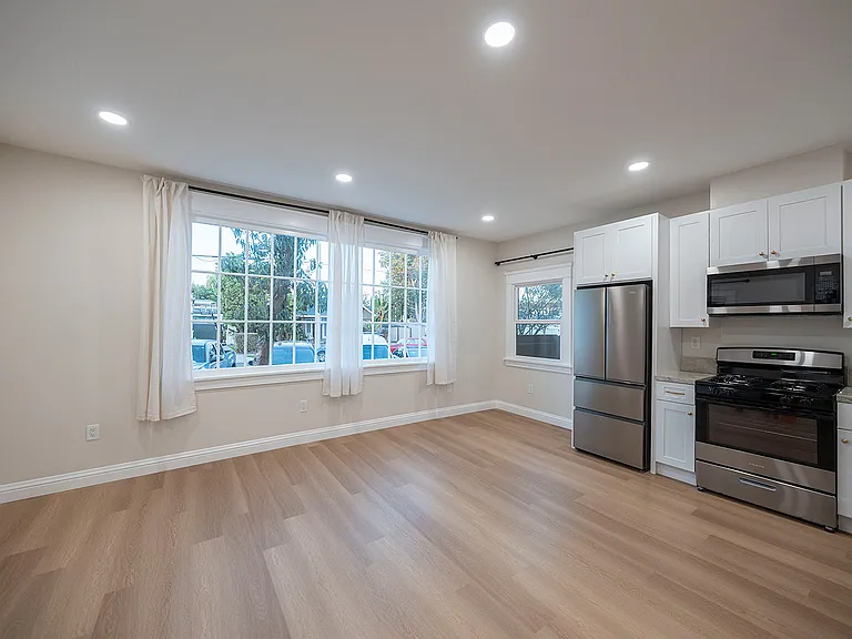 1820 E 2nd St #11 — Photo 13