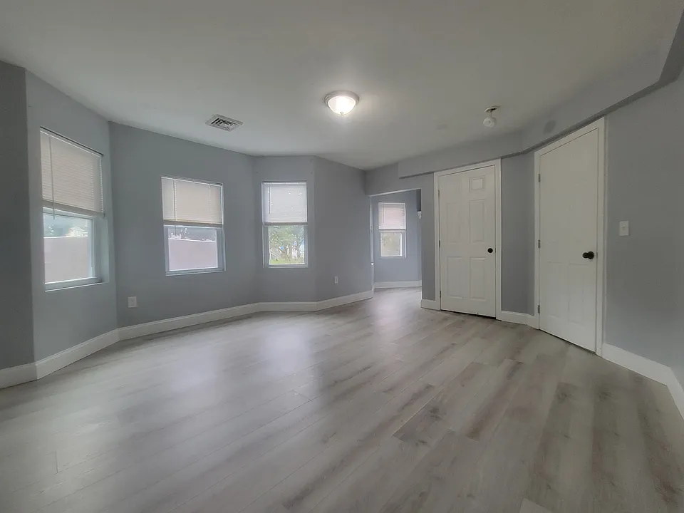 6 W Summer St #4