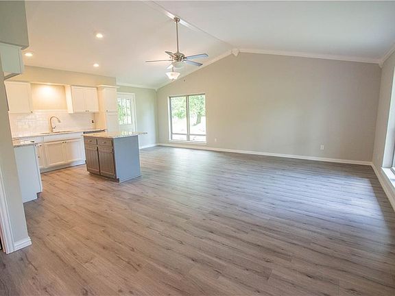 4th image of 105 Deer Wood Dr