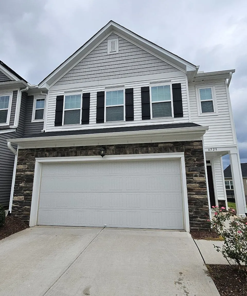 3 bed, 2.5 bath, 2067 sqft, $2,129 — Photo 2