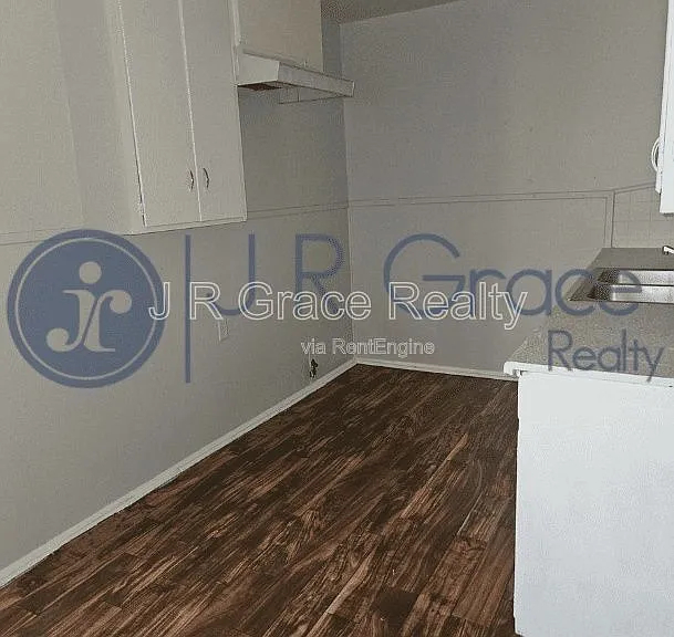 602 E Navarro Ave — Photo 3