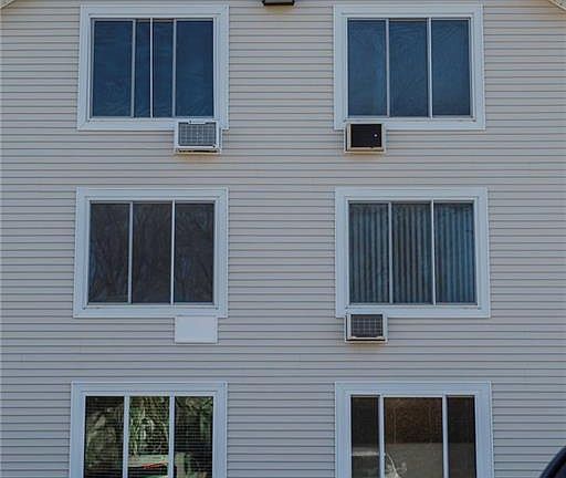3rd image of 201 Woodlawn Ave APT 204