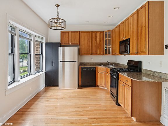 3rd image of 4023 N Southport Ave #1